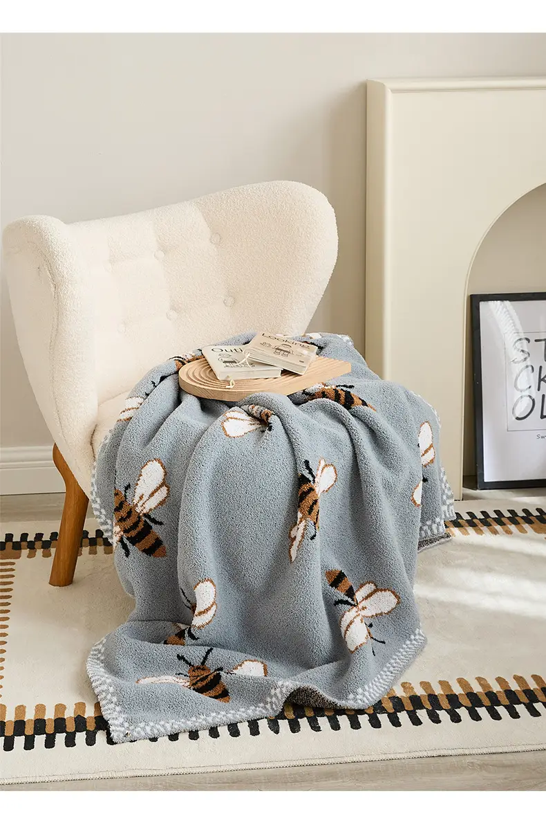 Bee Pattern Velvet Blanket with Pillow Cover — feature 39