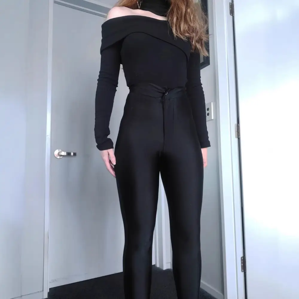 Black One-Shoulder Long-Sleeved Halter Top for Women