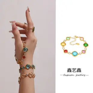 Pearl Love Square Bracelet with Gold Clasp — feature 3
