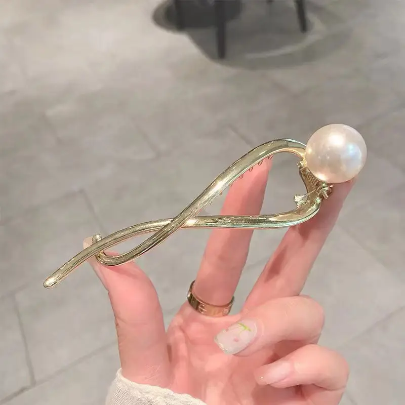 Elegant Pearl Twist Hairpin with Gold Net Design - Image 3