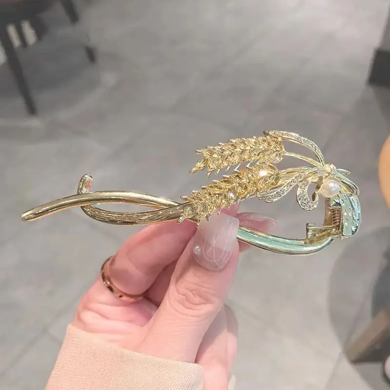 Elegant Pearl Twist Hairpin with Gold Net Design - Image 5