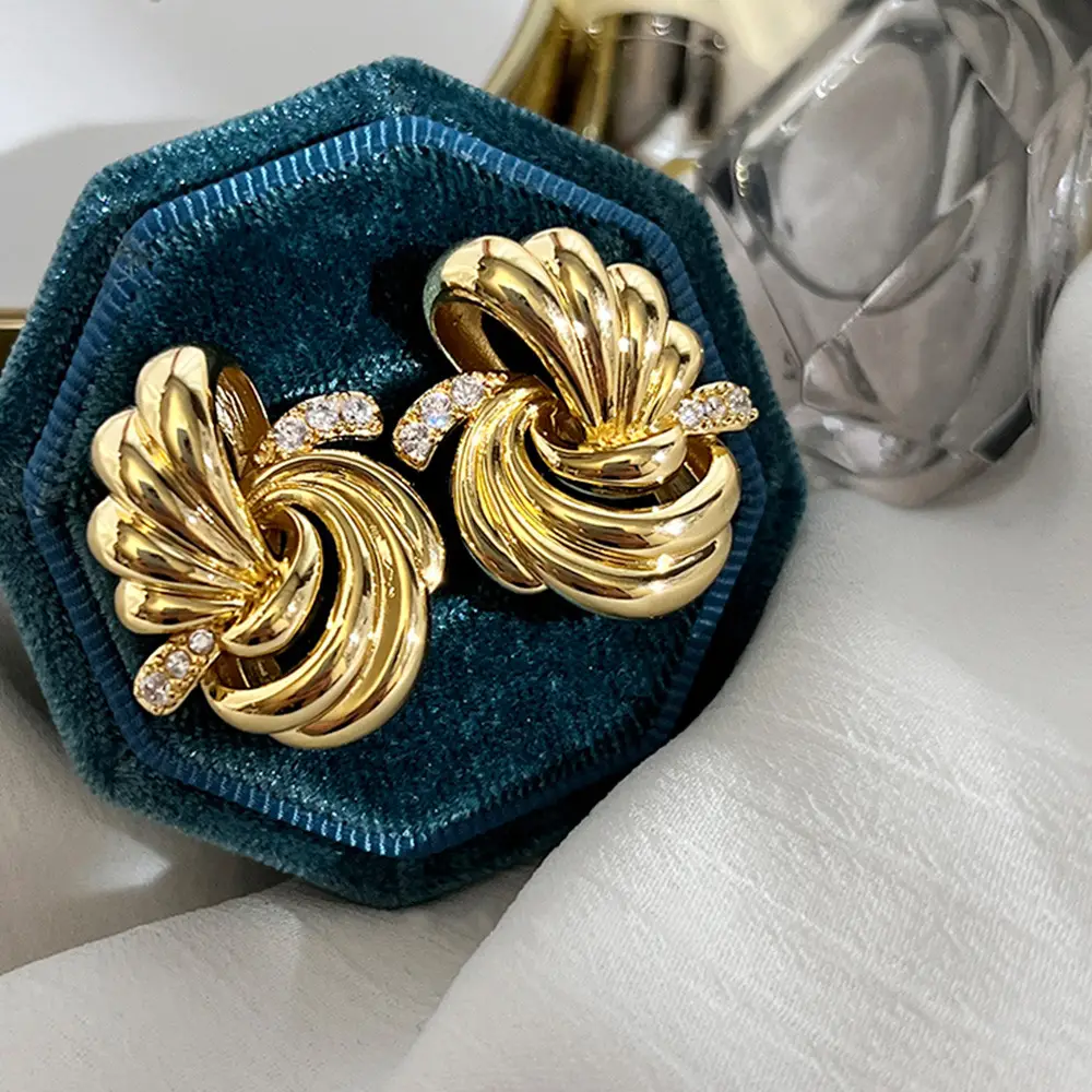 Gold Geometric Knot Earrings for Women Elegant Fashion - Image 3