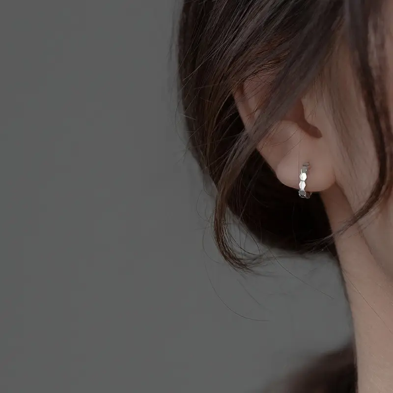 Simple Circle Earrings for Daily Commute - Image 3