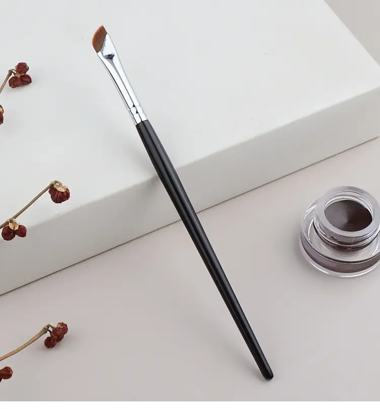 Beauty 192 Sickle Eyeliner Brush Oblique Angle Flat Head — feature 17