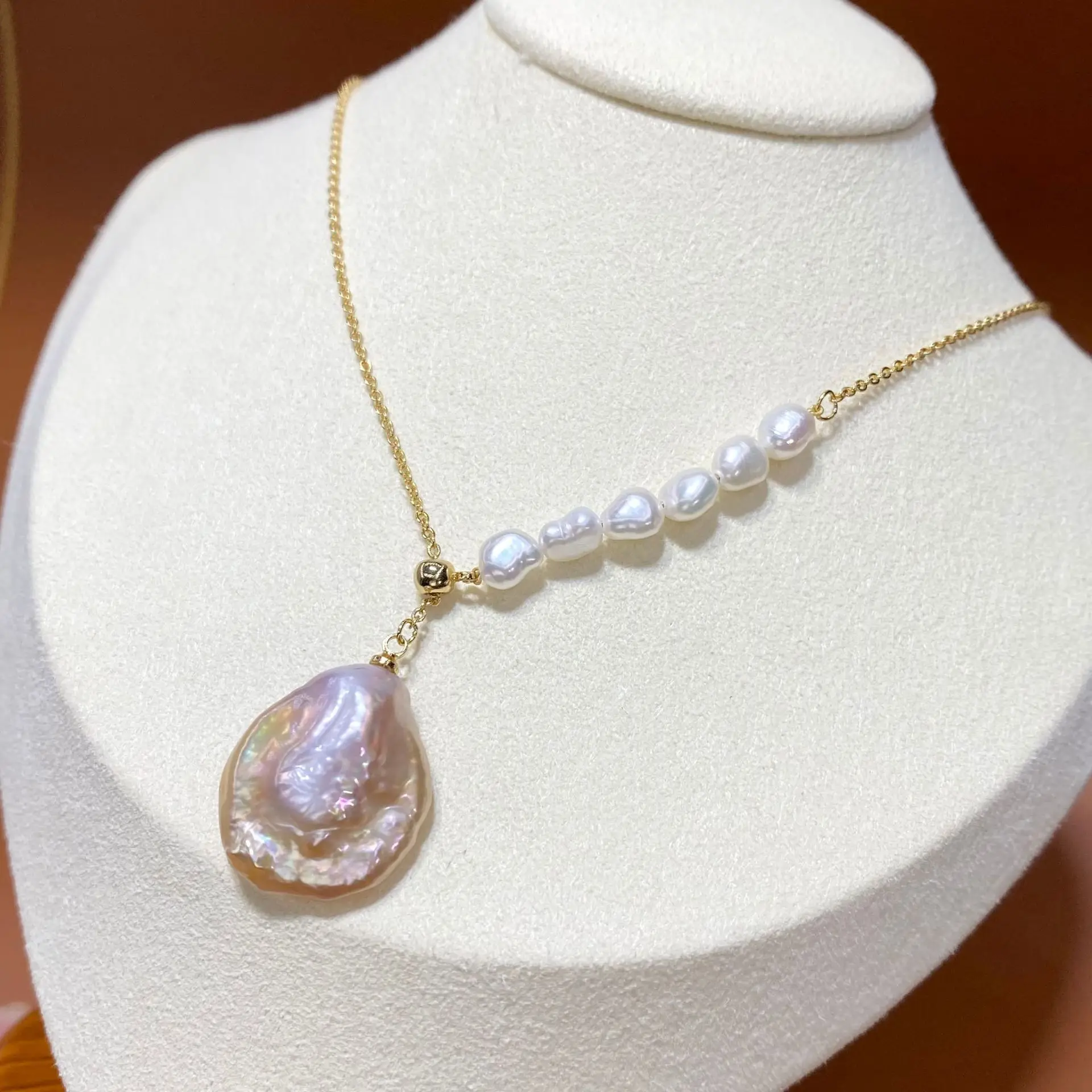 Natural Freshwater Pearl Pendant with Magic Color Design — feature 1