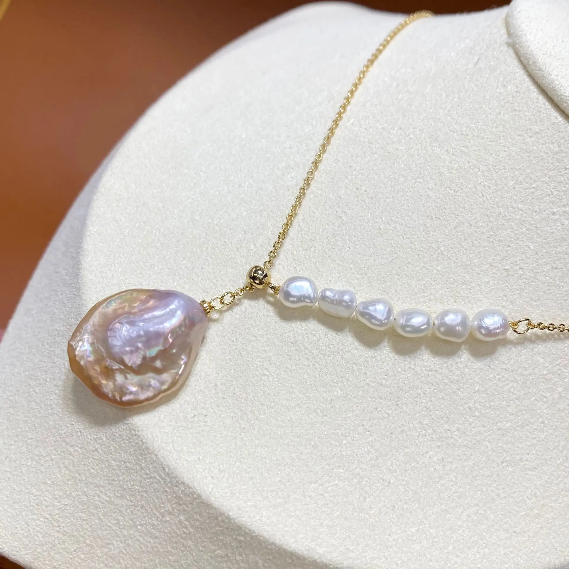 Natural Freshwater Pearl Pendant with Magic Color Design — feature 5