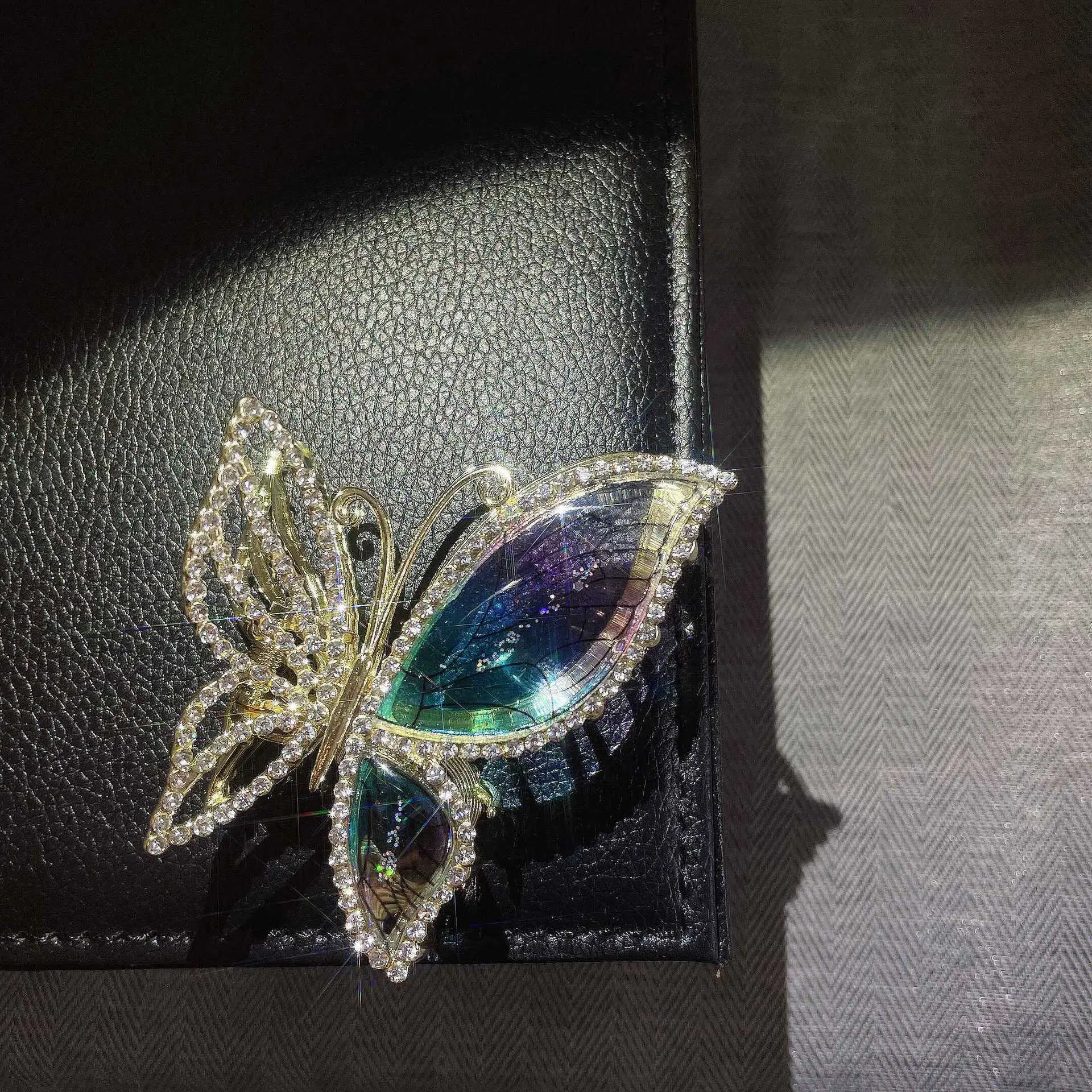 Full Diamond Amber Blue Butterfly Hairpin Clip Women Medium Summer High-grade Back Head Shark Clip Disc Hair Headwear