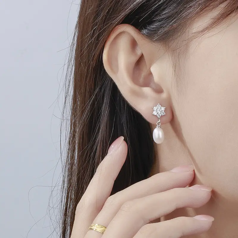 French Retro Pearl Snowflake Earrings for Women - Image 3
