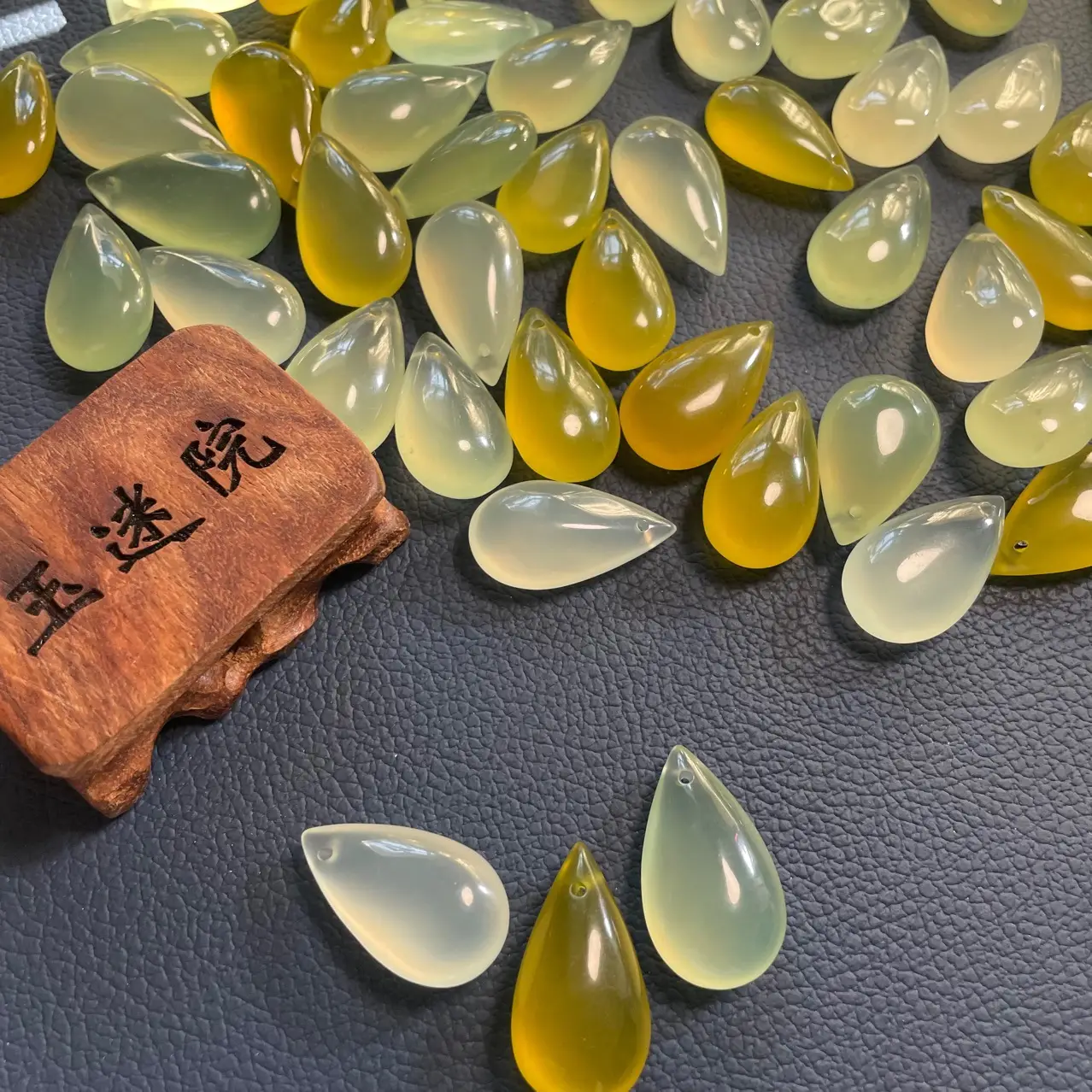岫玉水滴吊坠