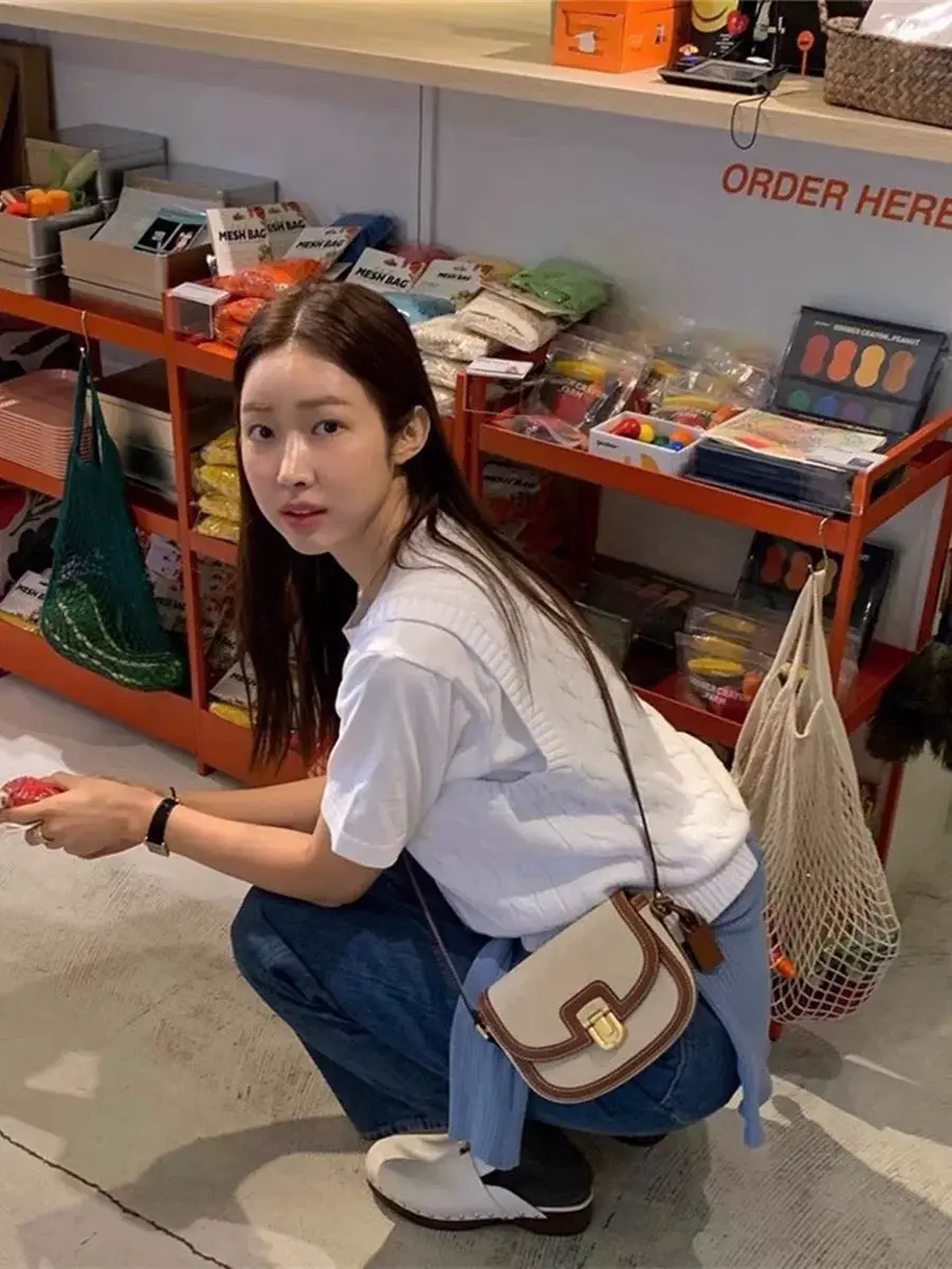 New South Korea Niche Design Leather Patchwork Canvas Saddle Bag — feature 2