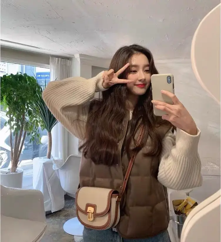 New South Korea Niche Design Leather Patchwork Canvas Saddle Bag — feature 3