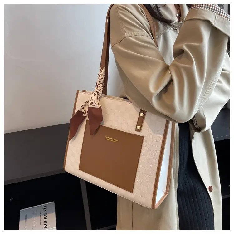 Large Capacity Women's Tote Bag Brown Leather — feature 24