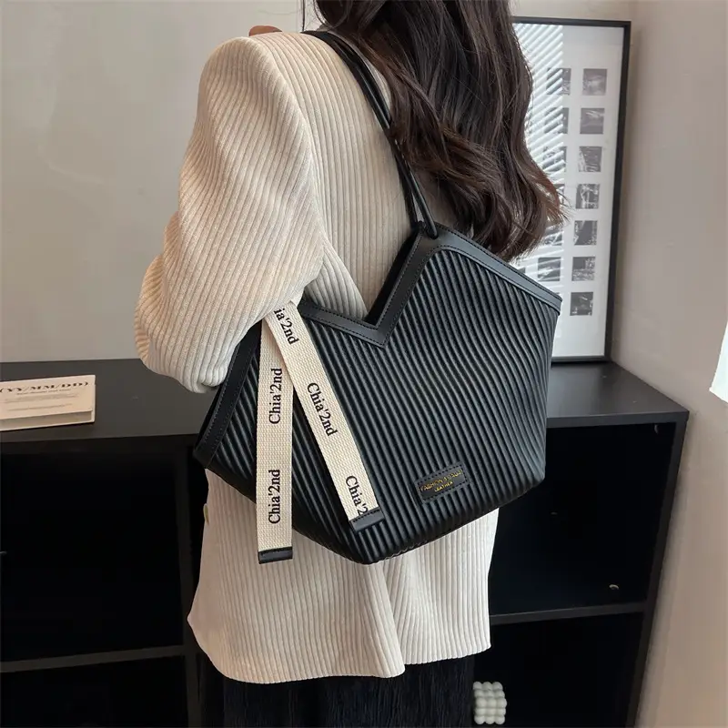 2022 Women's Cream Ribbed Shoulder Bag with Brand Tag - Image 3