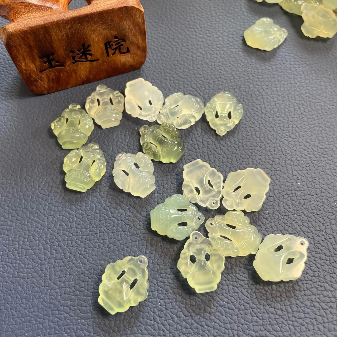 Hand Carved Jade Vase Pendants 23x19x5mm — feature 6