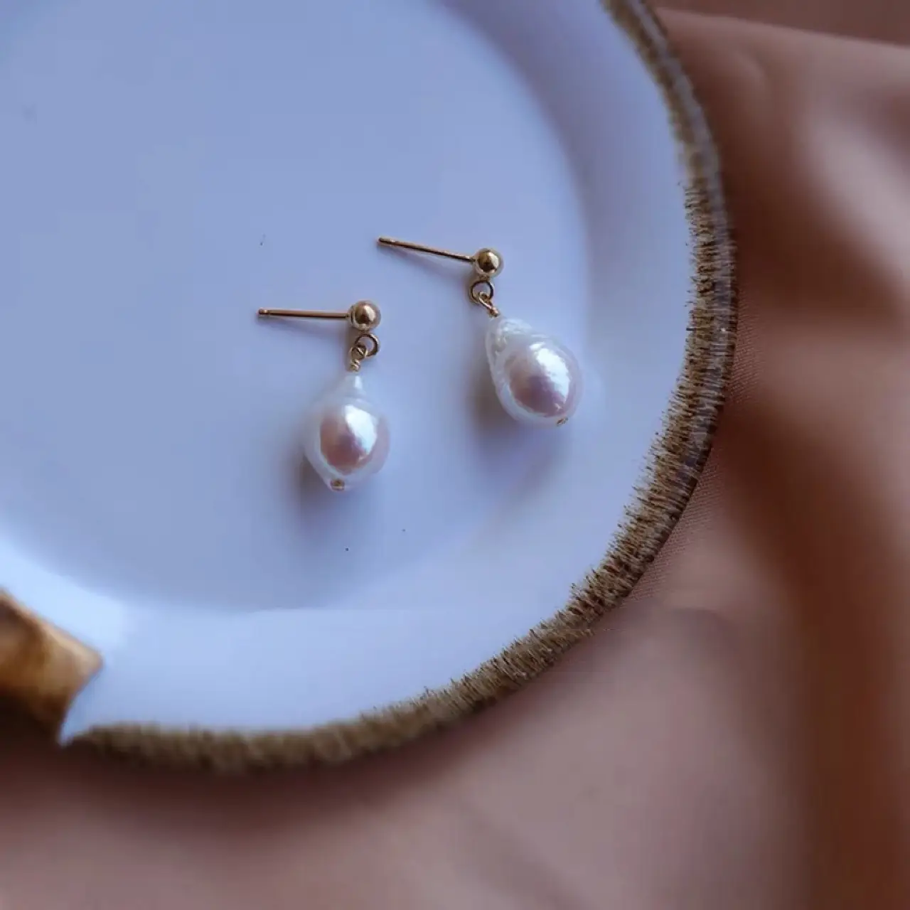 Vintage Pearl Drop Earrings 925 Silver Plated 14k Gold — feature 9