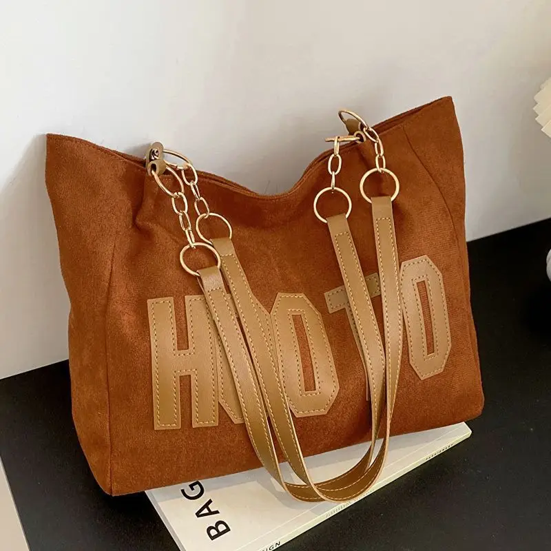 Women's Casual Shoulder Bag with Gold Chain & "HOT" Print - Image 5