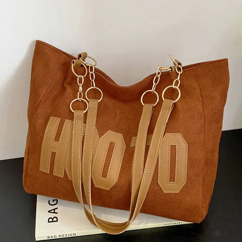 Women's Casual Shoulder Bag with Gold Chain & "HOT" Print - Image 7