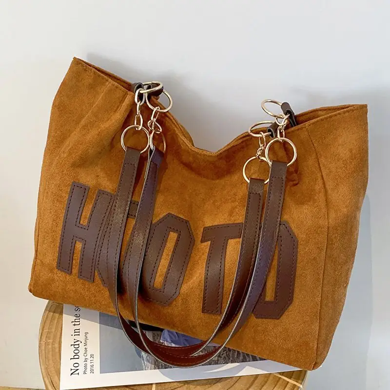 Women's Casual Shoulder Bag with Gold Chain & "HOT" Print - Image 9