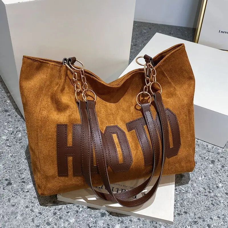Women's Casual Shoulder Bag with Gold Chain & "HOT" Print - Image 2