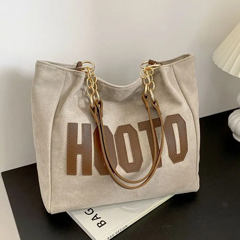 Women's Casual Shoulder Bag with Gold Chain & "HOT" Print - Image 3