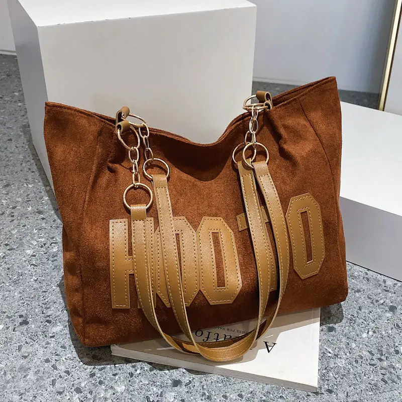 Women's Casual Shoulder Bag with Gold Chain & "HOT" Print - Image 4