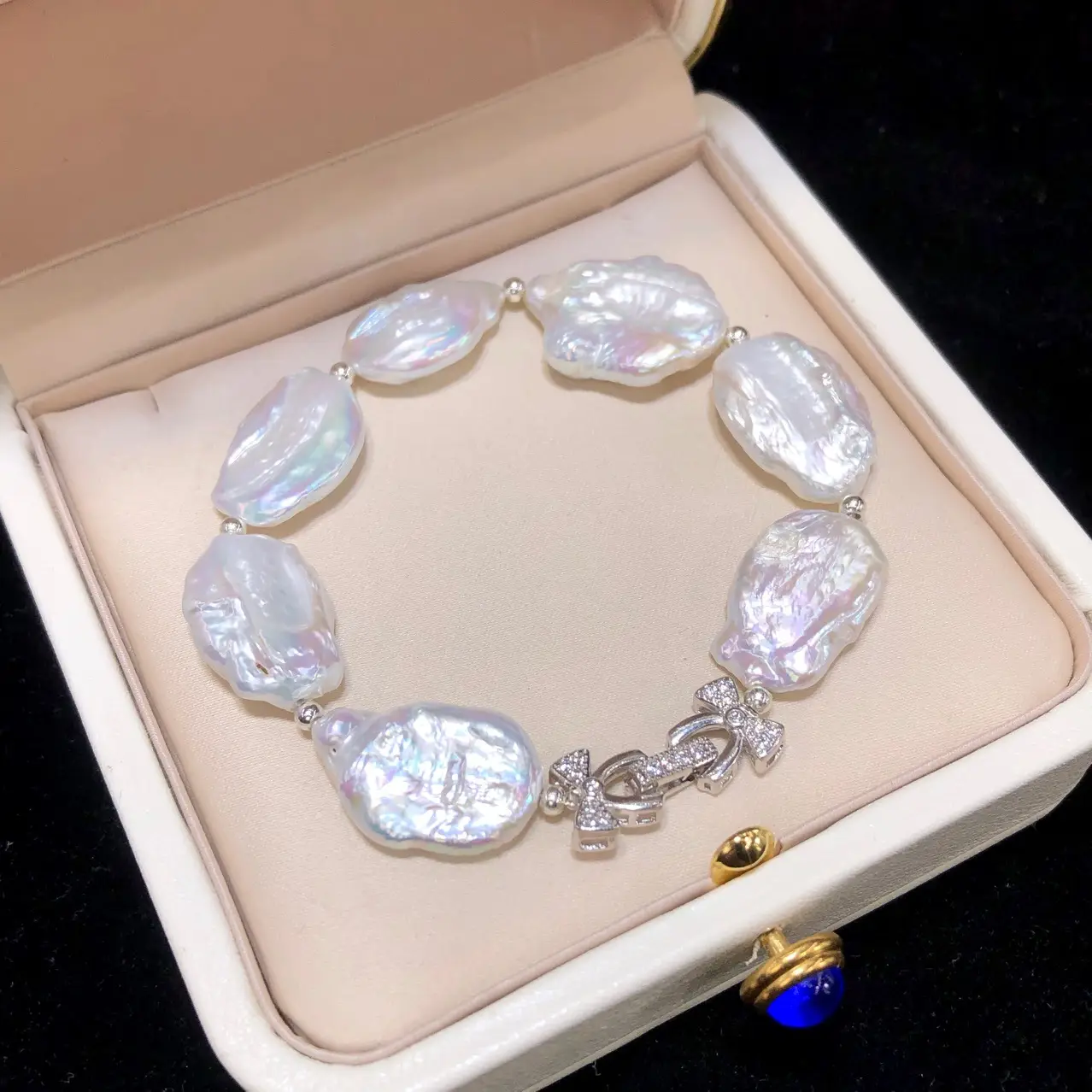 Natural Baroque Pearl Bracelet with Freshwater Design - Image 5