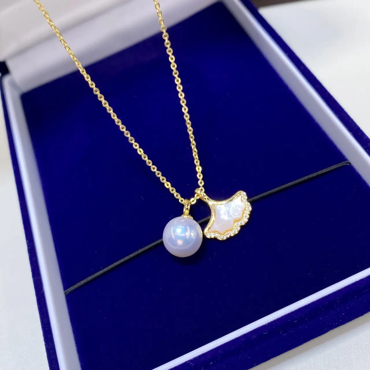Gold Pearl Crossbody Necklace with Mother Shell Design - Image 3