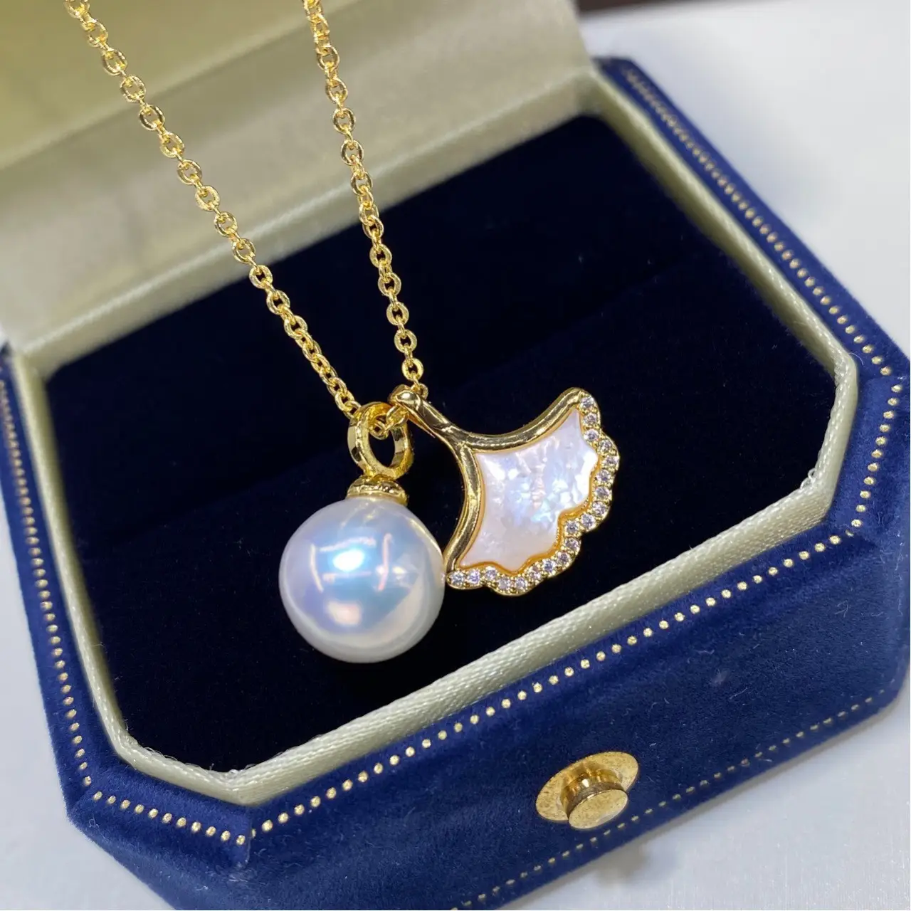 Gold Pearl Crossbody Necklace with Mother Shell Design — feature 2