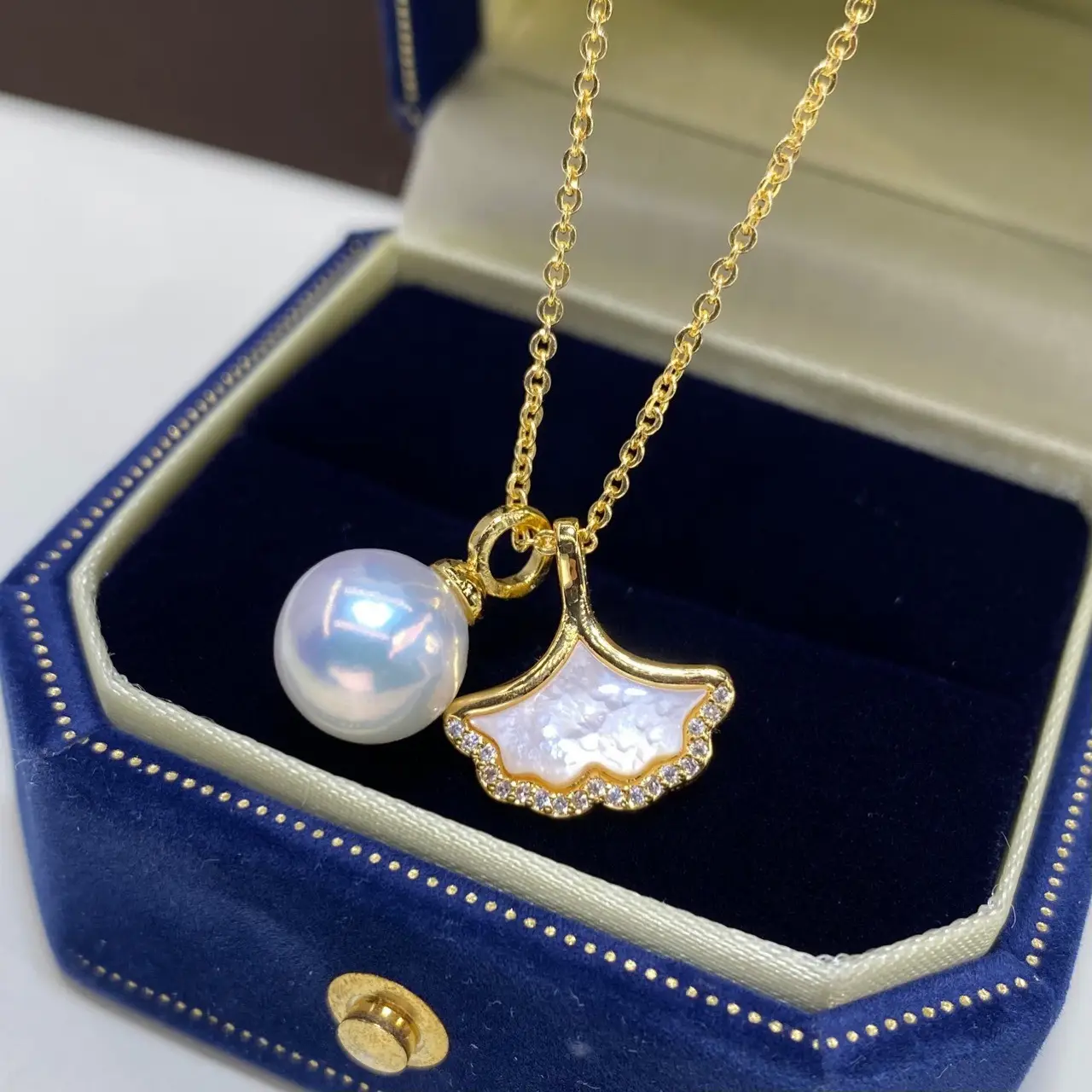 Gold Pearl Crossbody Necklace with Mother Shell Design — feature 6