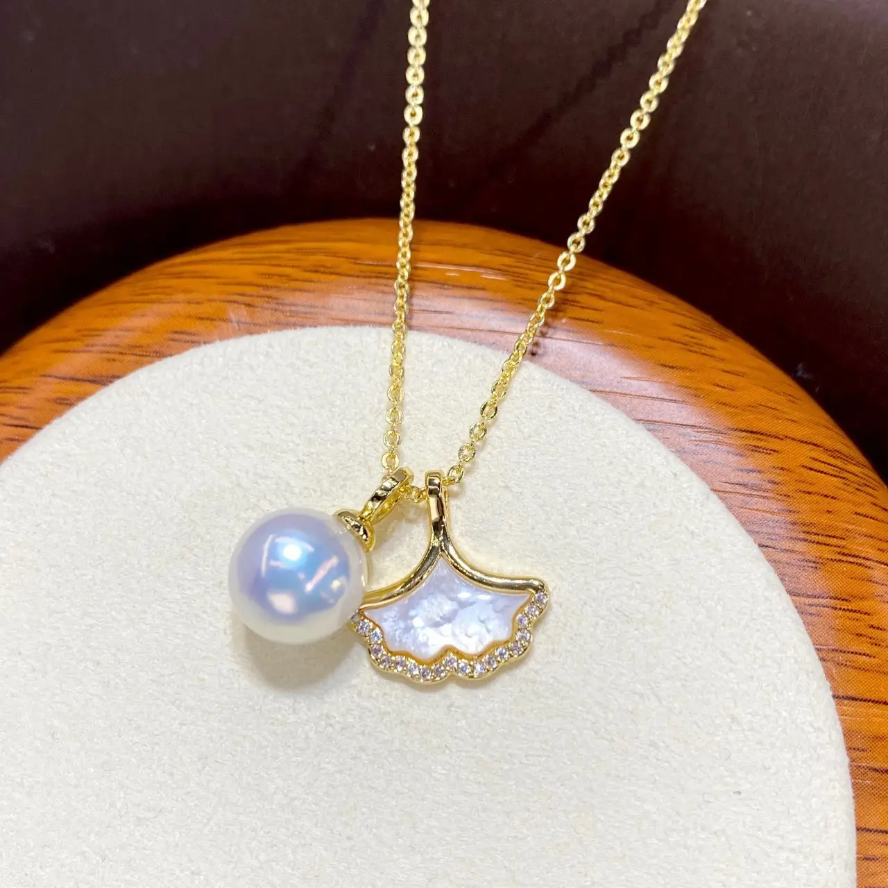 Gold Pearl Crossbody Necklace with Mother Shell Design — feature 7
