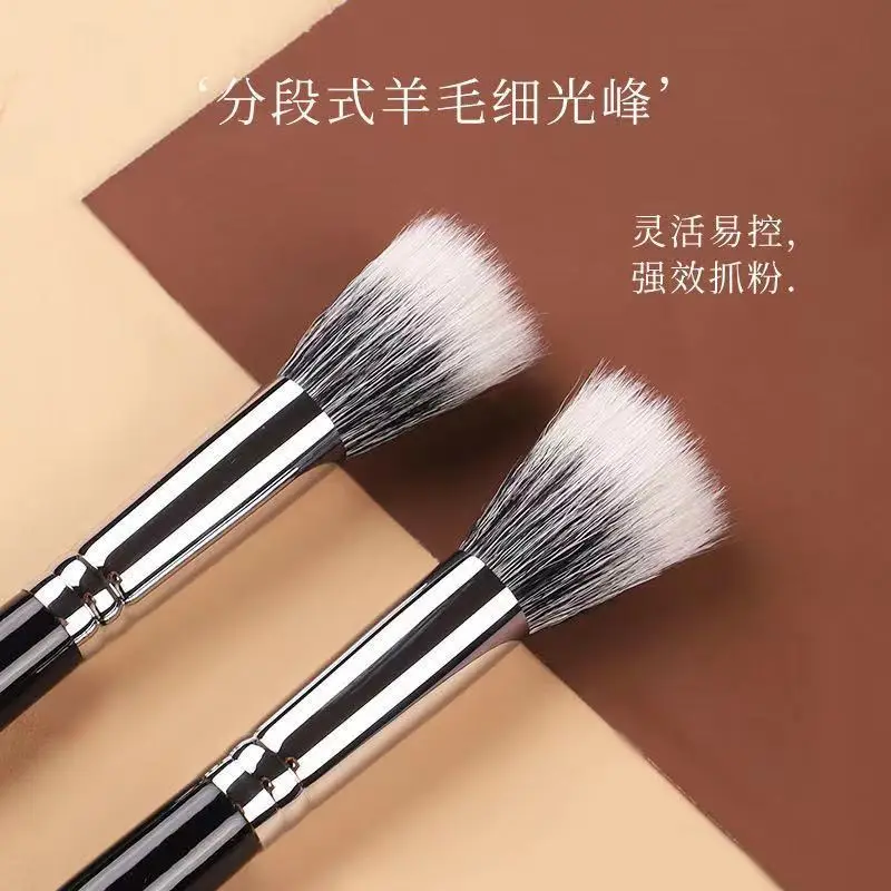 Wool Fine Light Peak Makeup Brush Wooden Handle - Image 3