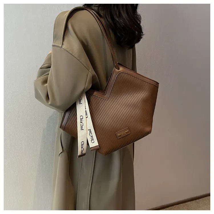 Kouделяka Brown Leather Shoulder Bag for Women — feature 18