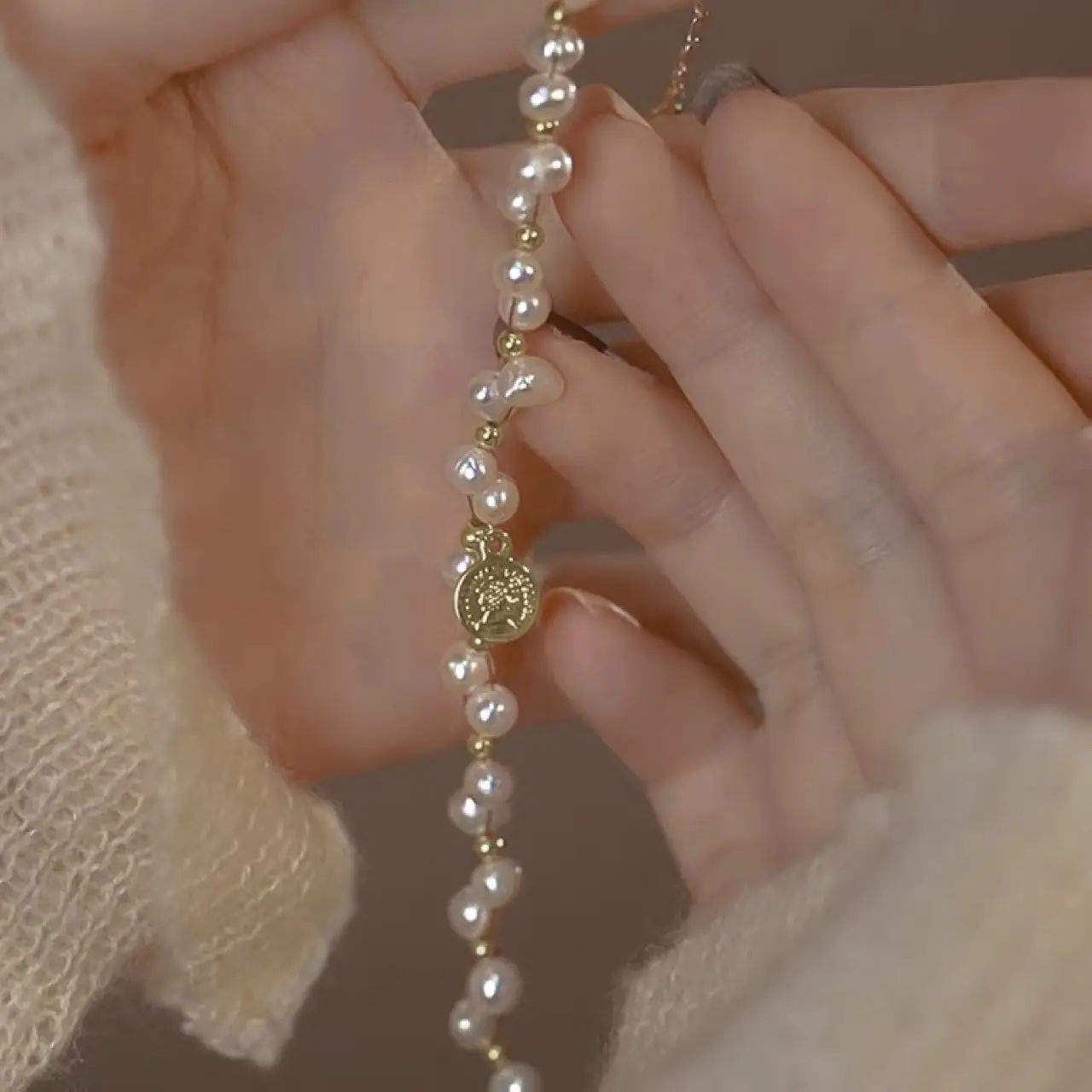 White Pearl Necklace for Women's Elegant Accessories - Image 4