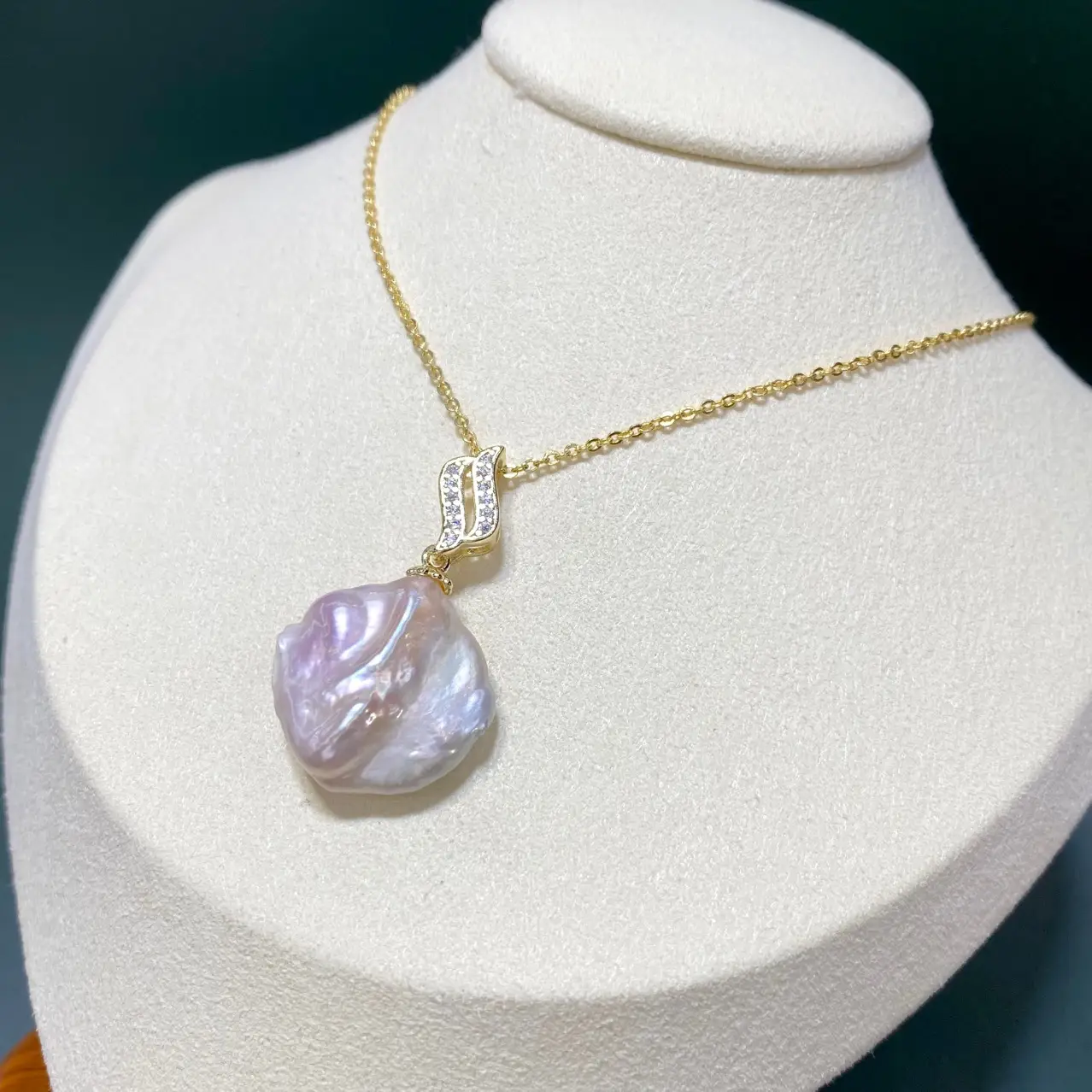 Natural Freshwater Baroque Pearl Pendant Set — feature 5