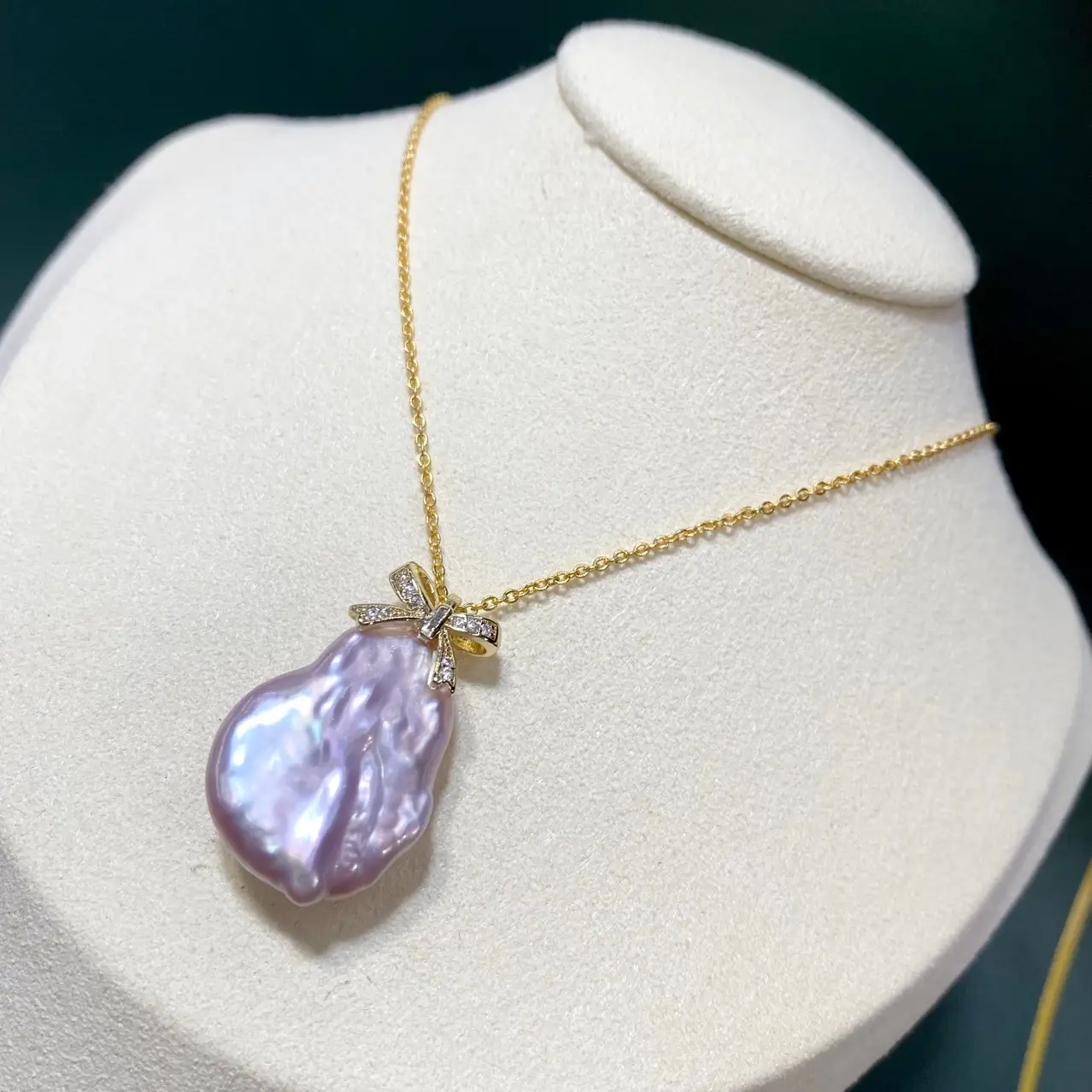 Natural Freshwater Baroque Pearl Pendant Set — feature 7