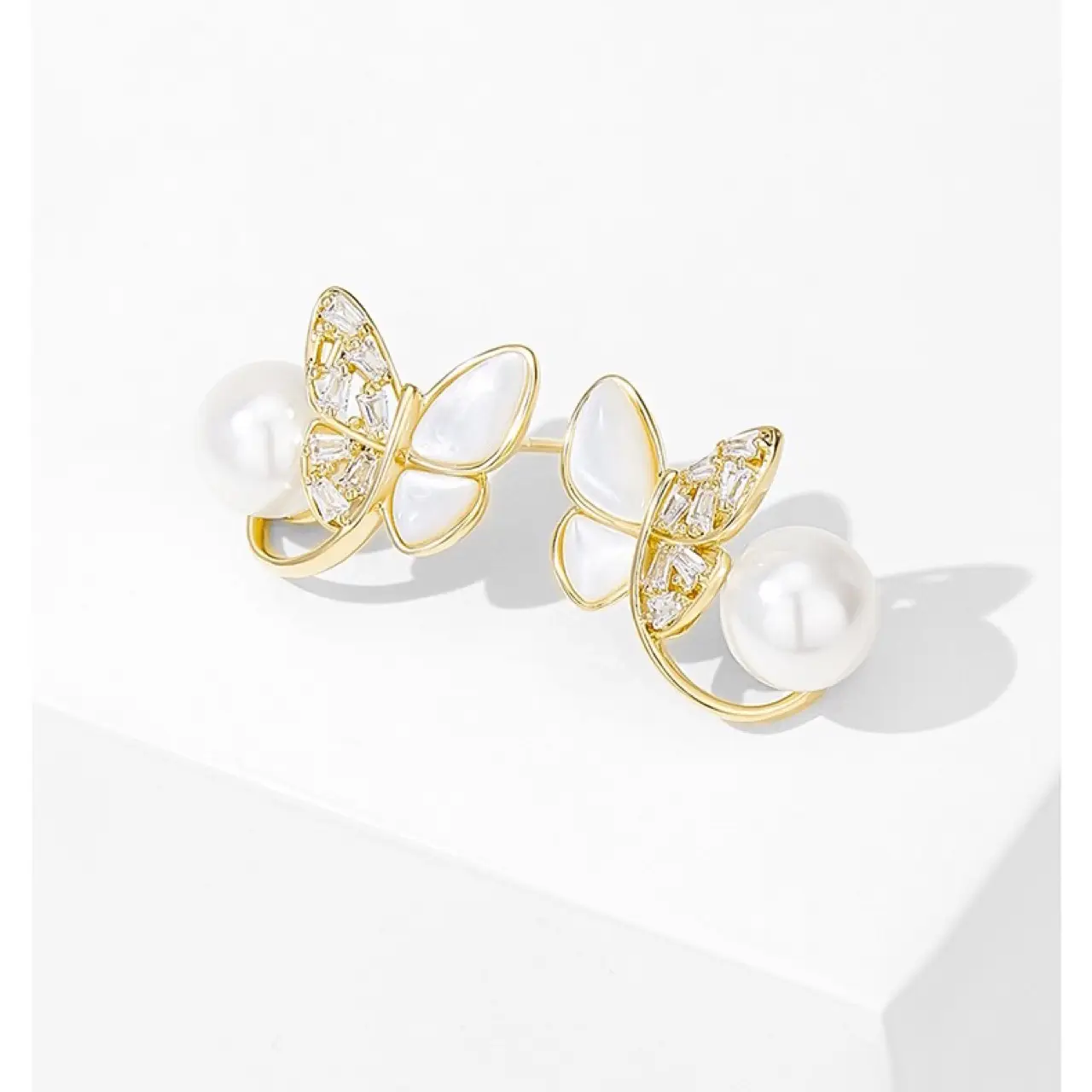 Fritillaria Butterfly Pearl Earrings Gold Plated — feature 6