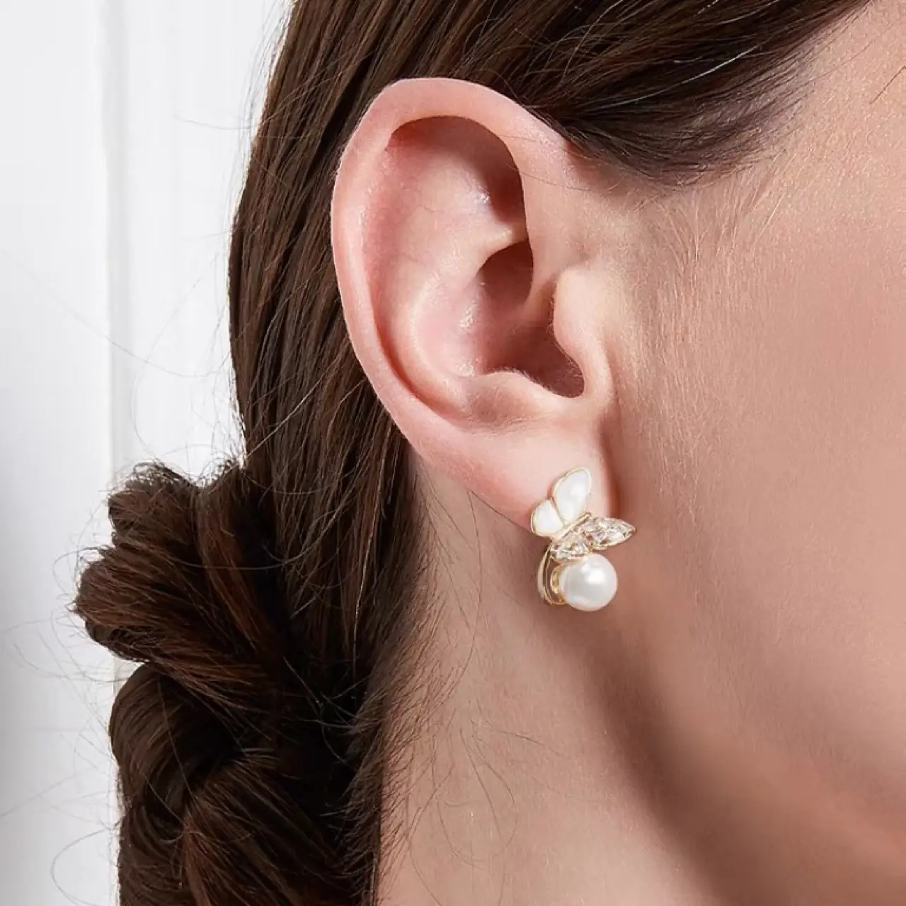 Fritillaria Butterfly Pearl Earrings Gold Plated — feature 7