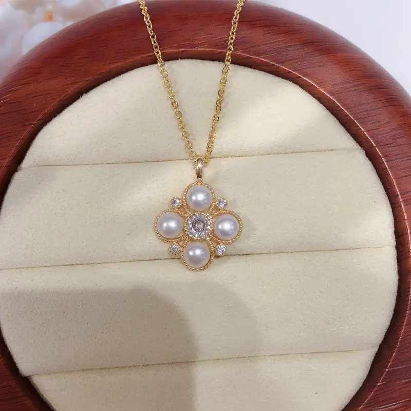 18K Gold Pearl Pendant Necklace with Four Leaf Clover Design