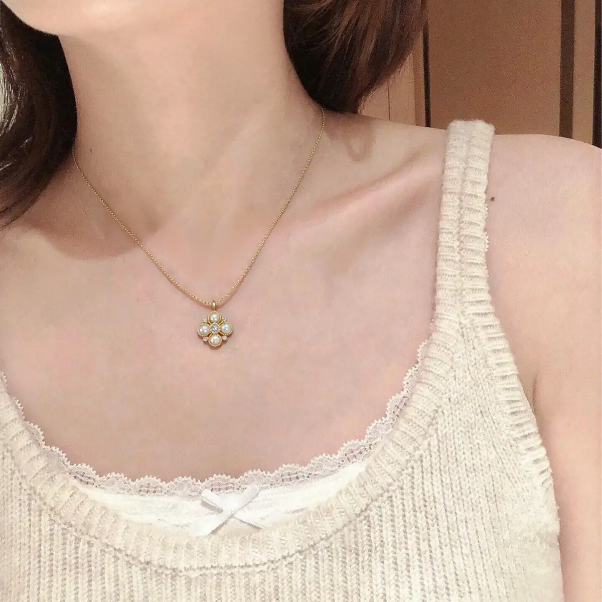 18K Gold Pearl Pendant Necklace with Four Leaf Clover Design