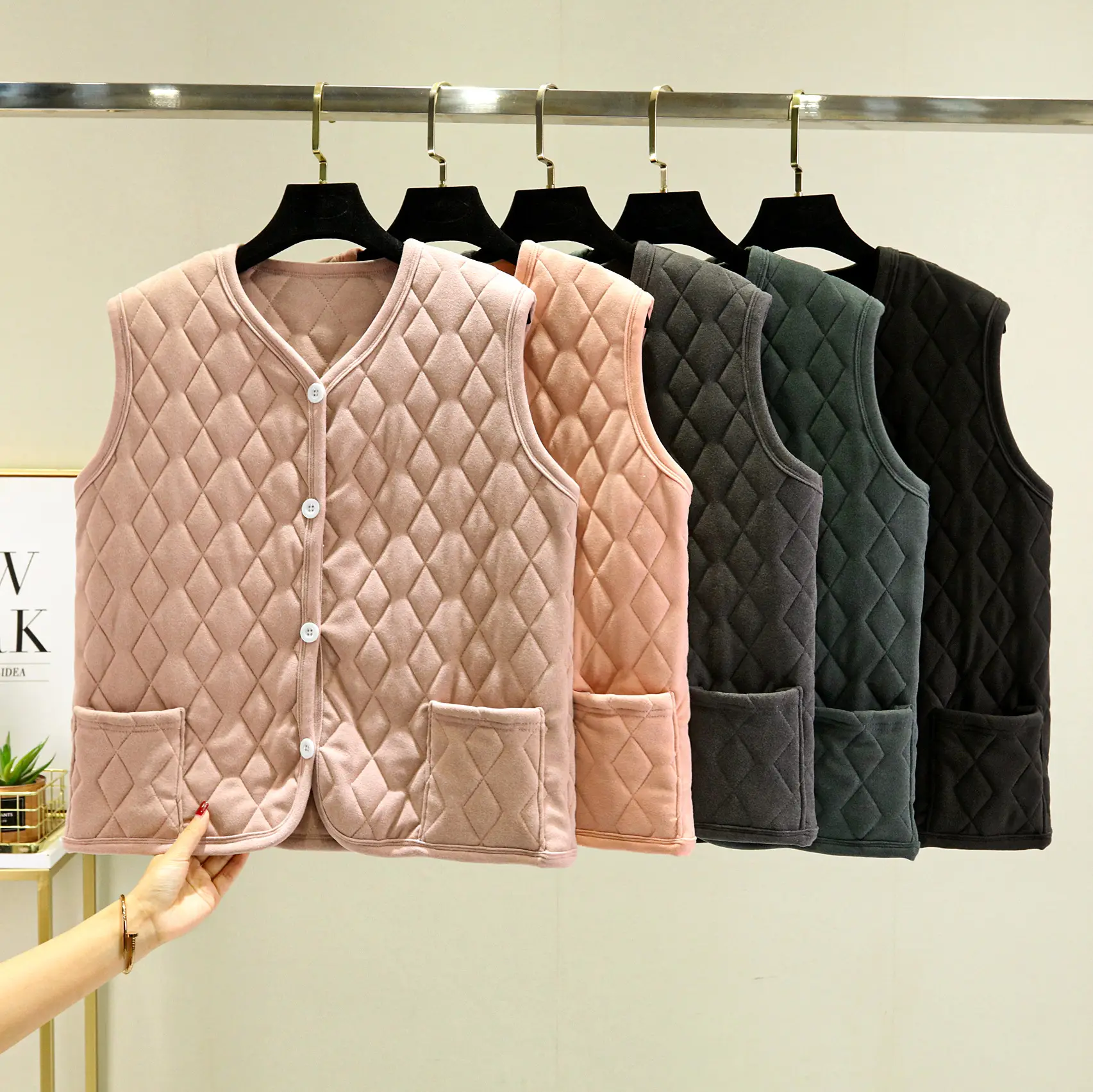 Korean Style Rhombus Pocket Vest Winter Multi Layer Thickened Gold Silk Cotton Vest Loose Outer Wear Plus Size Waistcoat — feature 2