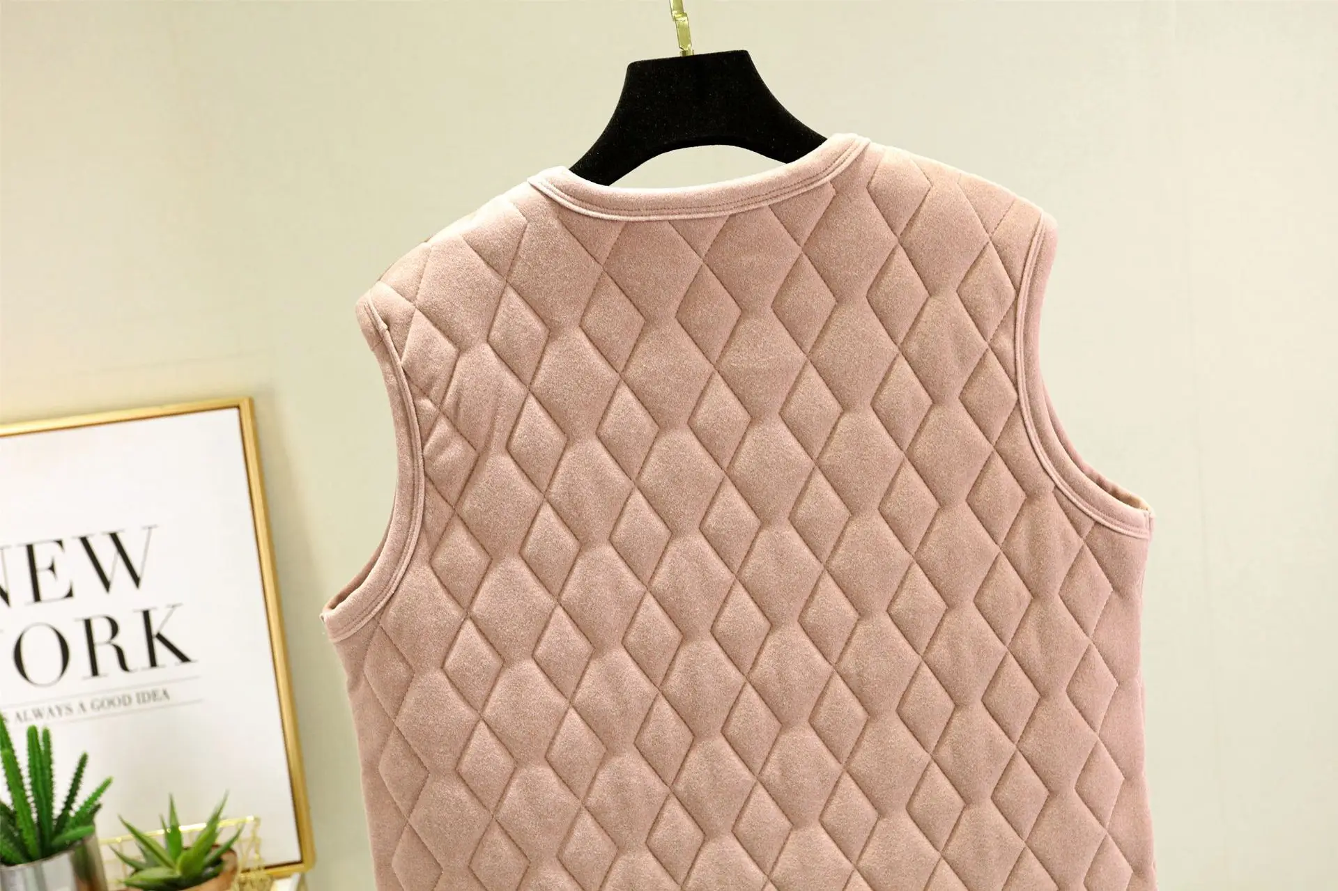 Korean Style Rhombus Pocket Vest Winter Multi Layer Thickened Gold Silk Cotton Vest Loose Outer Wear Plus Size Waistcoat — feature 9