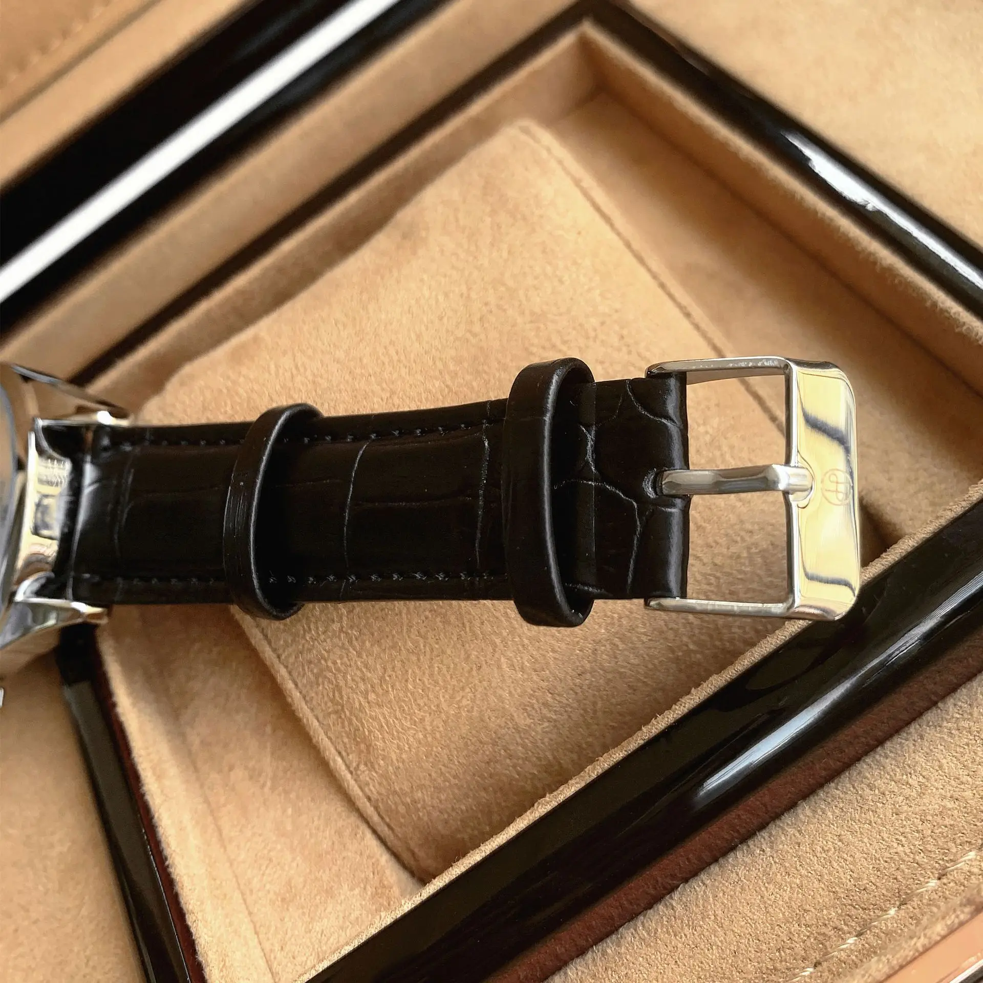 Men's Quartz Watch with Leather Strap and Roman Dial — feature 30