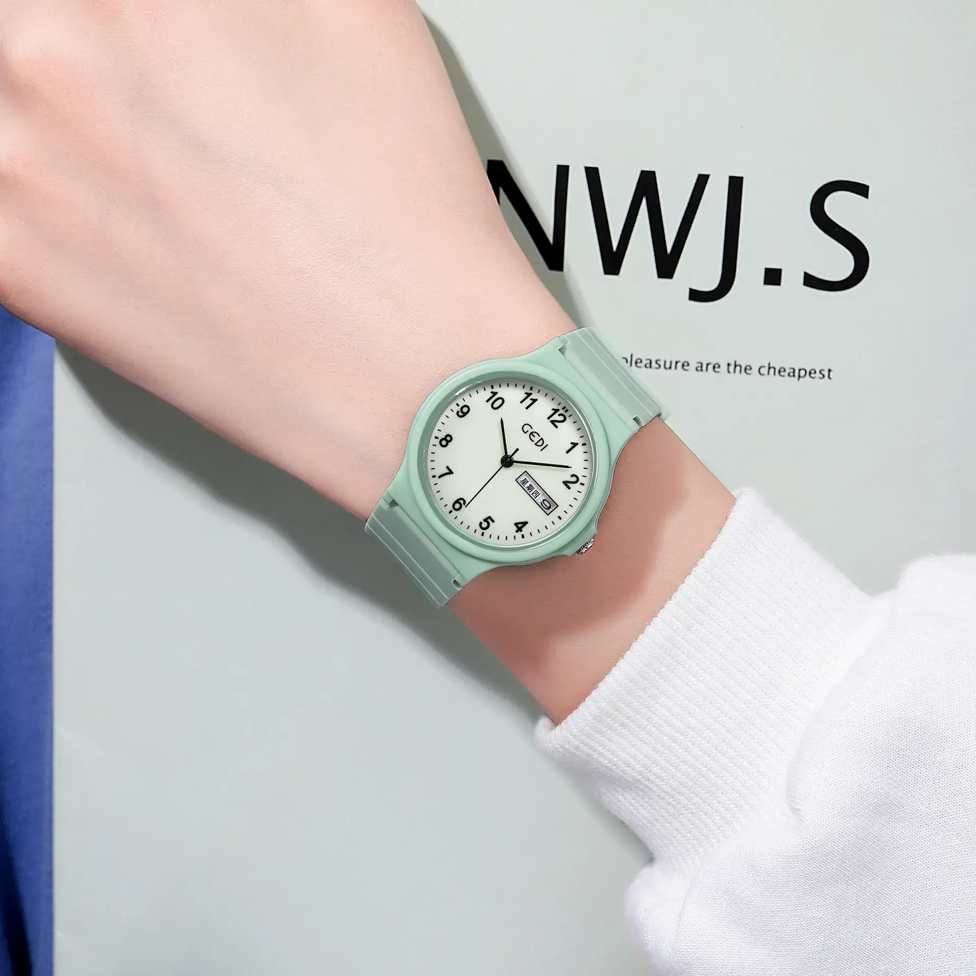 White Candy Color Round Silicone Women's Quartz Watch - Image 8