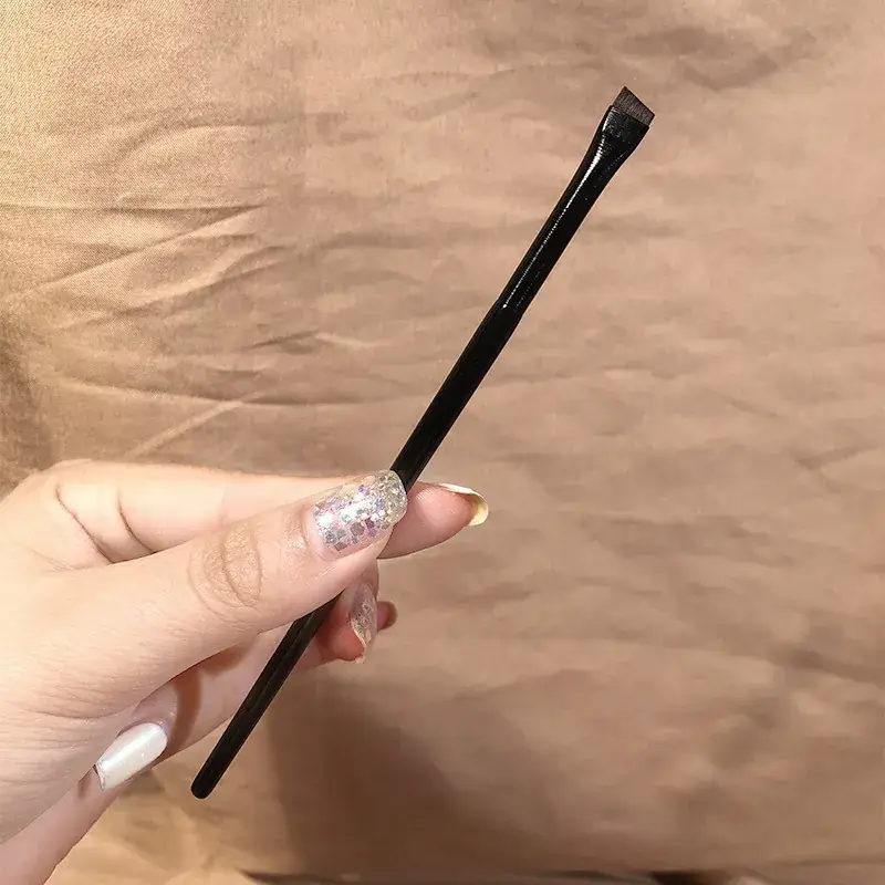Ultra-Thin Fine Silkworm Eyeliner Brush Black — feature 6