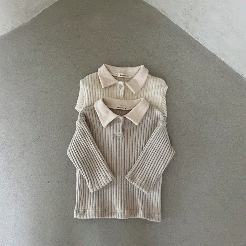 White Knit T-Shirt with Black Pants for Baby - Image 4