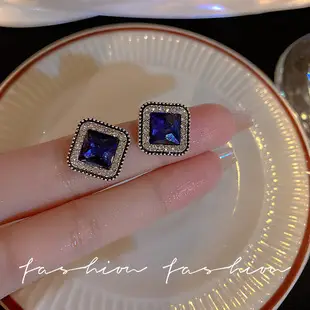Women Round Blue Crystal Earrings 2025 Trendy β feature 3