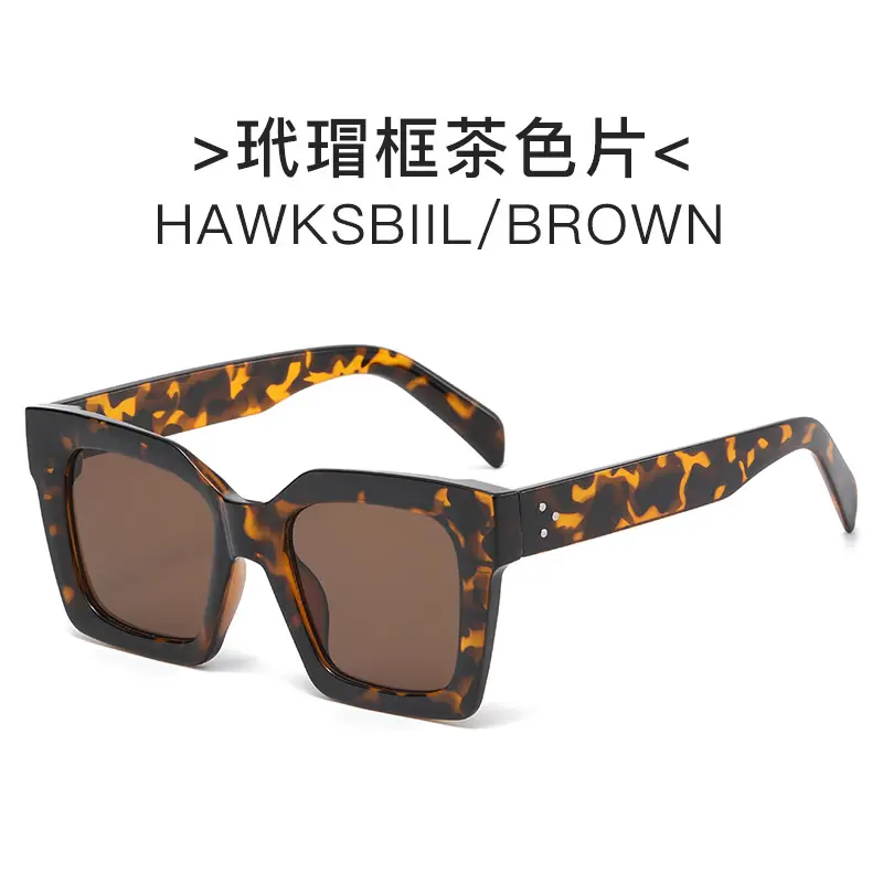 Modern White Gradient Sunglasses for All Occasions - Image 3