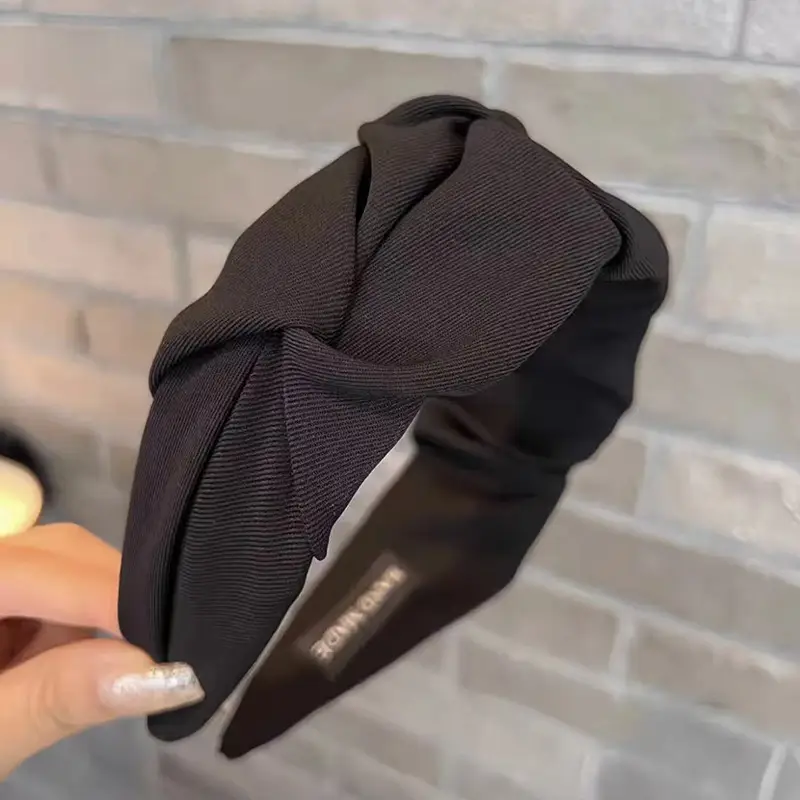 Women's Kink Wrap Hairband with Wide Bristle for Face Washing & Makeup - Image 4