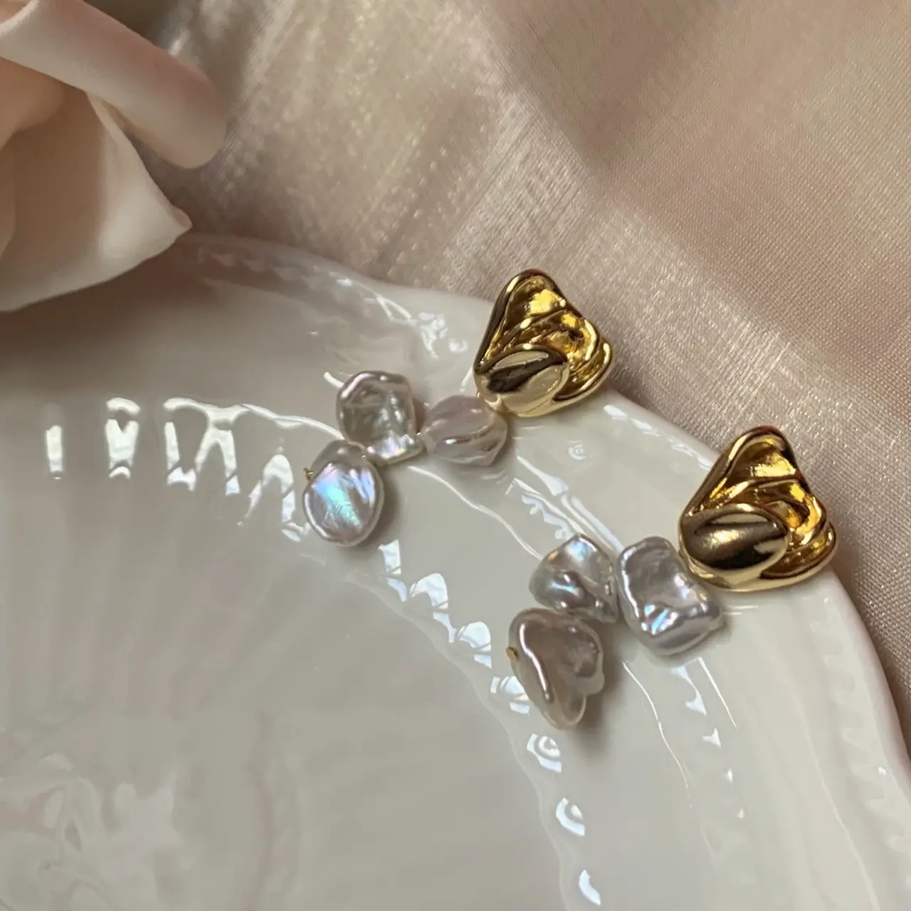 Sunset Rose Vintage Pearl Earrings Set — feature 8
