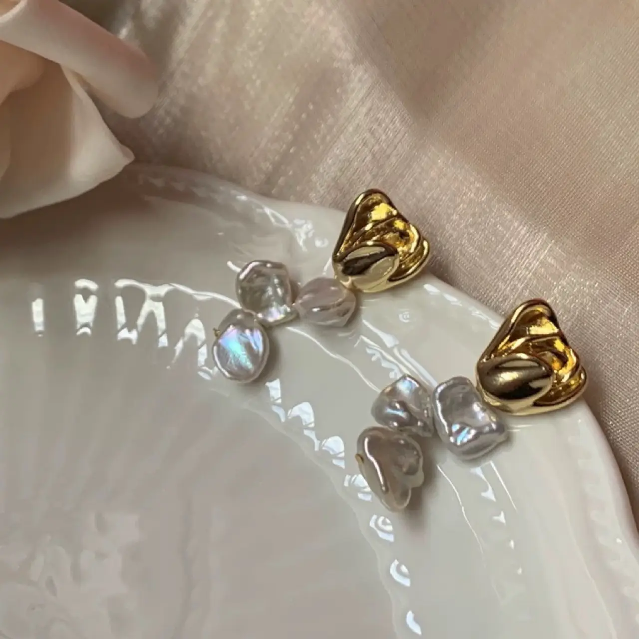Sunset Rose Vintage Pearl Earrings Set — feature 9